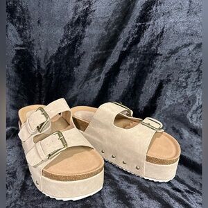 NWT COUTGO PLATFORM SANDALS KHAKI 2 1/2 inch platform
